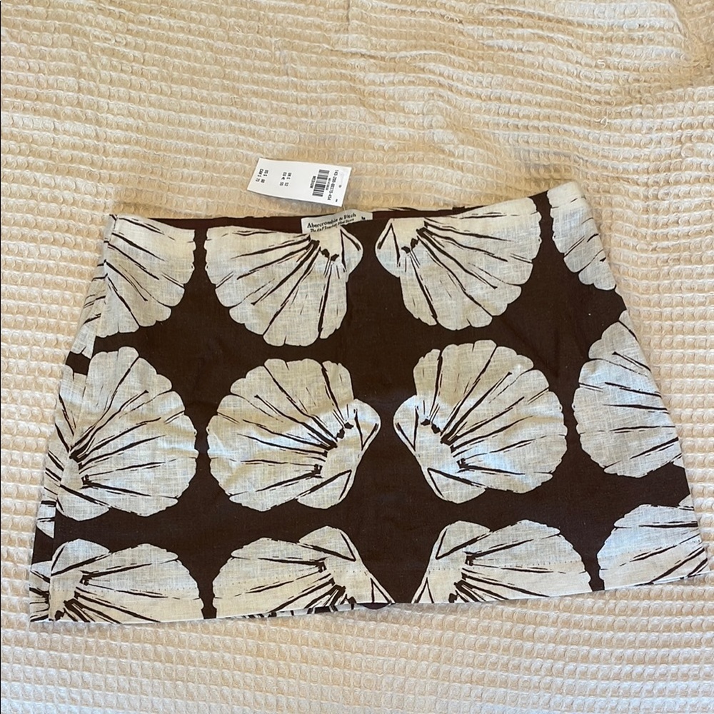 Abercrombie 
Linen Blend Mid Rise Mini Skort
Brown shell pattern. Size medium